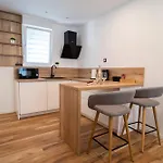 Seafront Sunset Studio&rooms شقة *