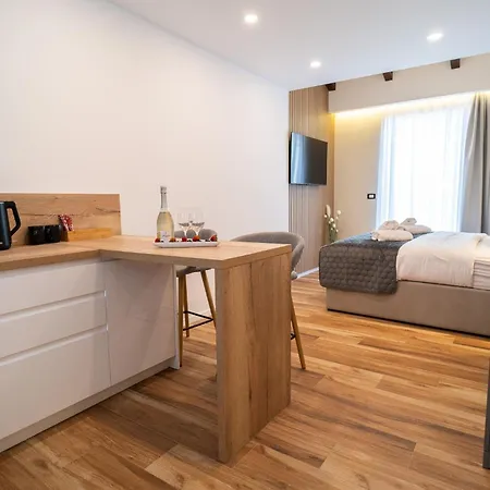 Апартаменти Seafront Sunset Studio&rooms