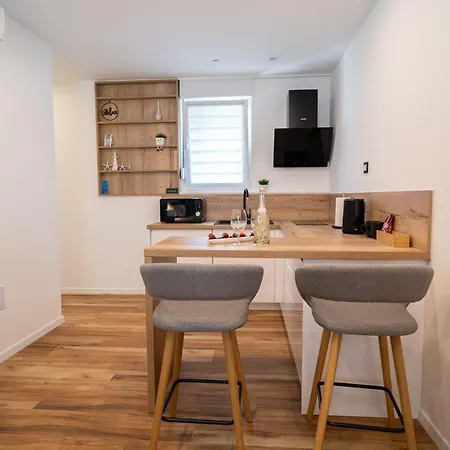 Апартаменти Seafront Sunset Studio&rooms