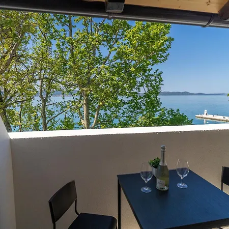 Апартаменти Seafront Sunset Studio&rooms