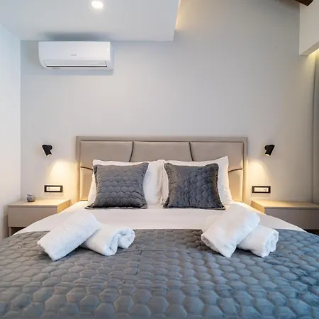 Апартаменти Seafront Sunset Studio&rooms