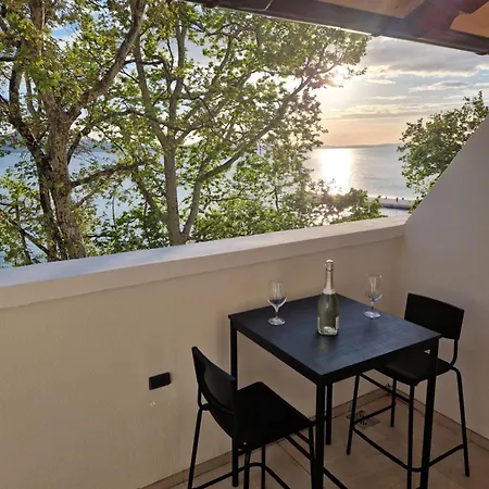 Апартаменти Seafront Sunset Studio&rooms *