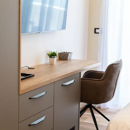 Апартаменти Seafront Sunset Studio&rooms Задар