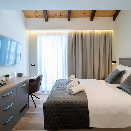 Апартаменти Seafront Sunset Studio&rooms
