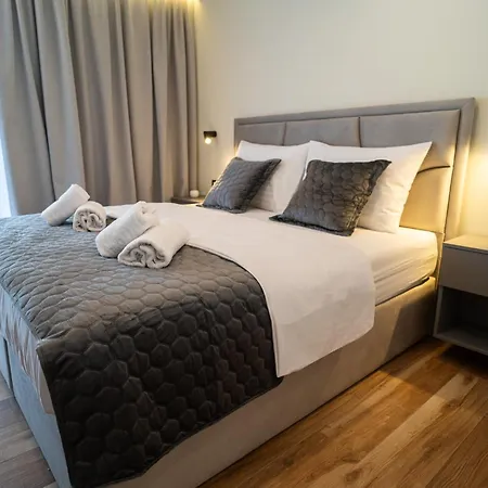 Апартаменти Seafront Sunset Studio&rooms